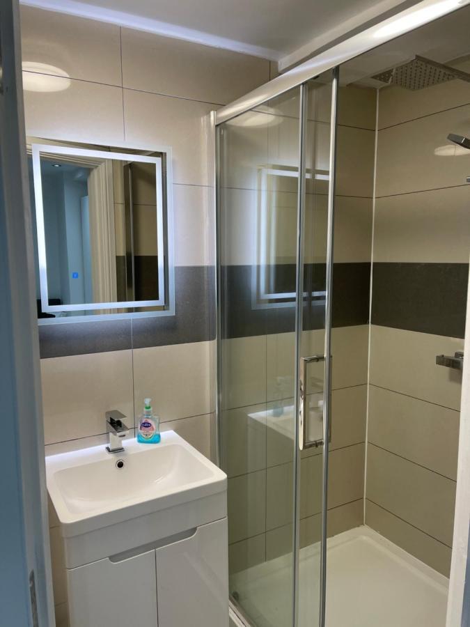 Modern 1 Bedroom In Apartment *